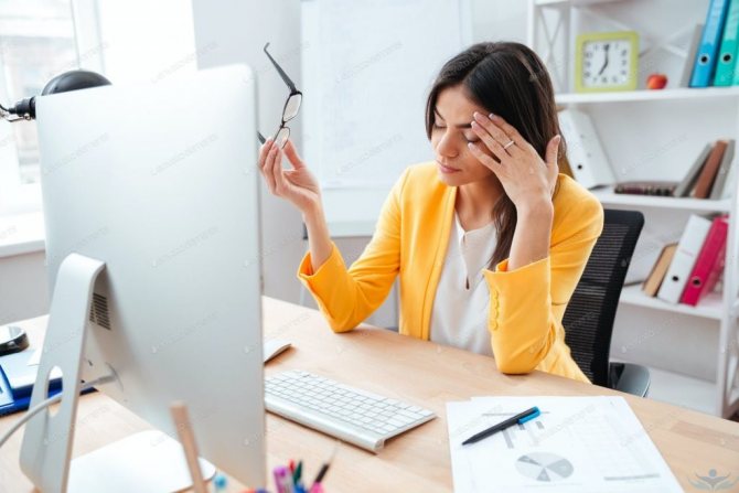 Головная боль напряжения у женщины во время работы за компьютером