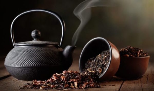 Как влияет крепкий чай на артериальное давление — повышает или понижает показатели?