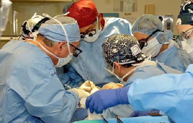 Выполнение операции в клинике