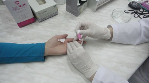 Забор крови из пальца с помощью автоматического ланцета